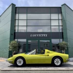 Ferrari Dino 246 GTS devant le showroom L’Officina à Overijse