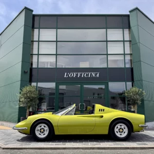 Ferrari Dino 246 GTS devant le showroom L’Officina à Overijse