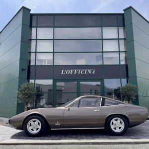 Ferrari 365 GTC/4 Marrone Colorado dans le showroom L’Officina à Overijse