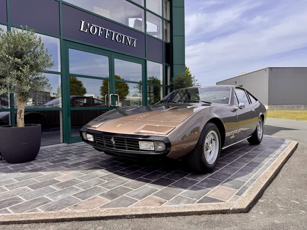 Vue avant de la Ferrari 365 GTC/4 Marrone Colorado